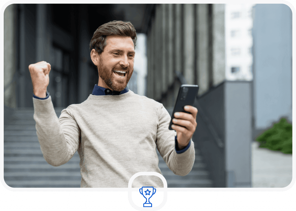 Homme heureux après avoir supprimé ses avis négatifs google my business