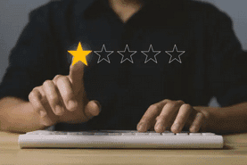 un avis négatif en ligne avec une étoile sur cinq, symbolisant l’impact potentiel sur la réputation et les ventes d’une entrepris