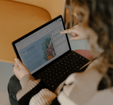 Freelance utilisant un ordinateur pour gérer son activité en ligne, illustrant l’importance de la présence numérique.